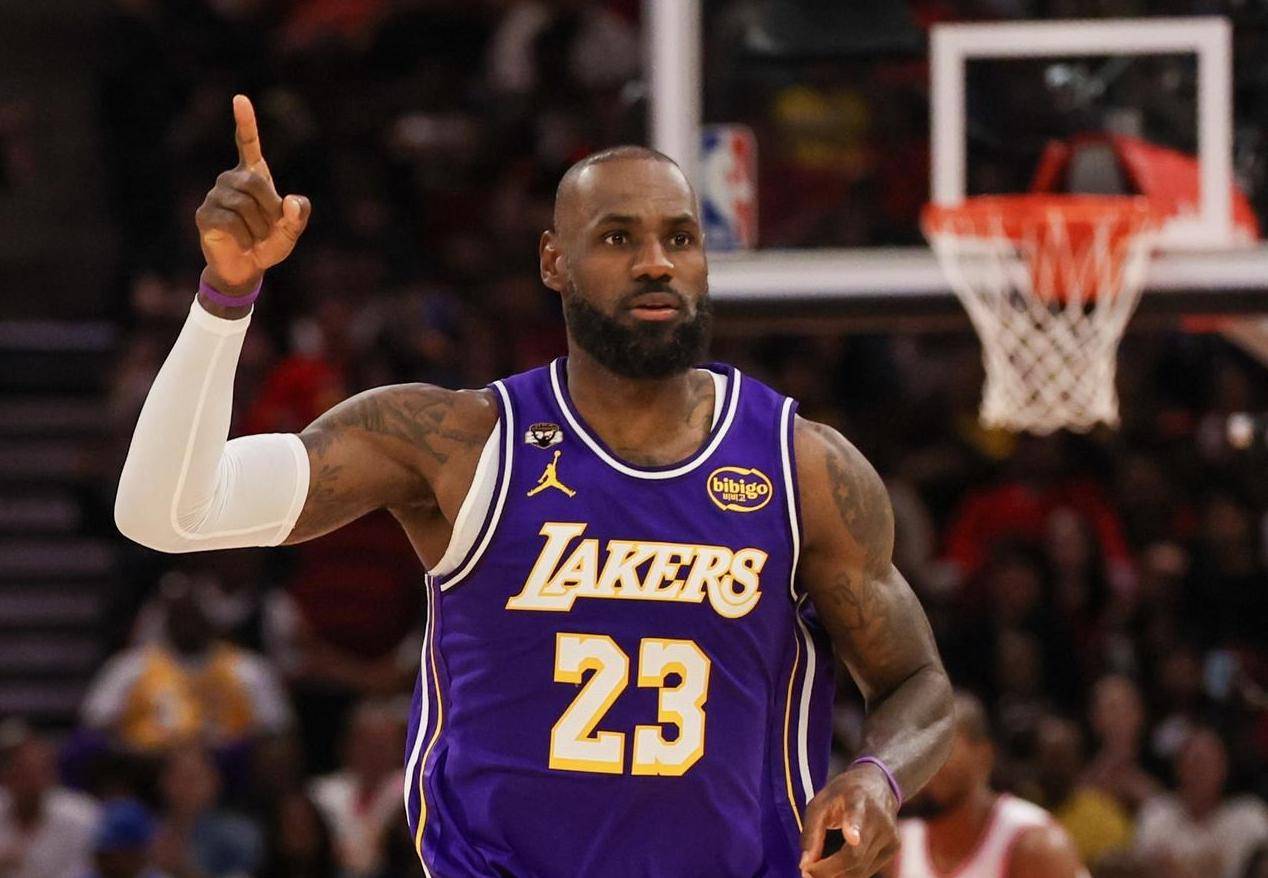 东契奇夸詹姆斯是MVP！詹姆斯却把功劳让给东契奇和里夫斯！