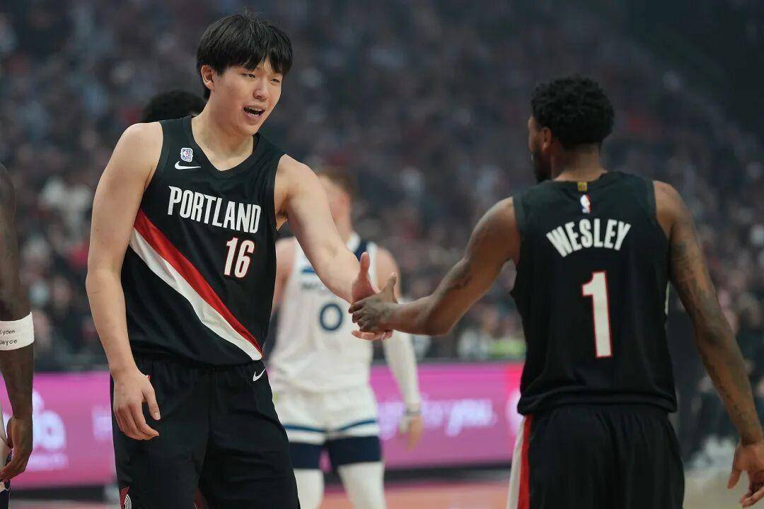 杨瀚森暴扣入选NBA十佳球！感谢韦斯利，斯普利特盛赞